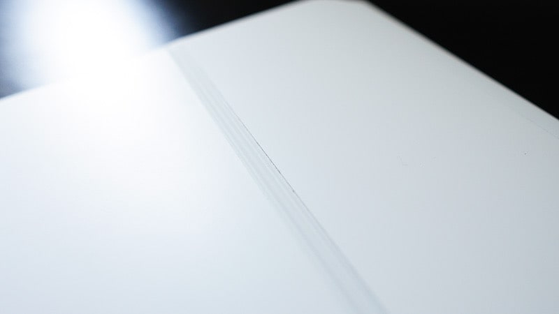 iPad ProのMagic Keyboardのスキンシールのホコリ